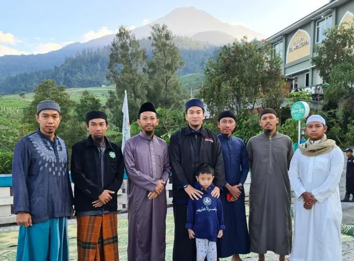 Ustadz faizar bersama para santri